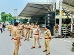 According to the FIR, the woman raised an alarm and repeatedly banged on the vehicle’s doors and windows. 