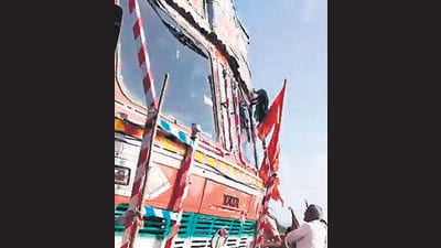 3 women warkaris killed, 7 injured in palkhi truck hit 3 women warkaris killed, 7 injured in palkhi truck hit
