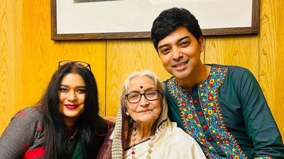 জন্মভূমির বিক্রম-পিসিমা'র রিইউনিয়ন! মিতা চট্টোপাধ্যায় আজও কত সুন্দরী! মুগ্ধ সকলে জন্মভূমির বিক্রম-পিসিমা'র রিইউনিয়ন! মিতা চট্টোপাধ্যায় আজও কত সুন্দরী! মুগ্ধ সকলে