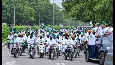 A long queue of Two wheelers carrying farmers heads towards sector 34 in Chandigarh on Monday as they march to protest against the Center government in Chandigarh. (Ravi Kumar/HT) A long queue of Two wheelers carrying farmers heads towards sector 34 in Chandigarh on Monday as they march to protest against the Center government in Chandigarh. (Ravi Kumar/HT)