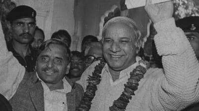 BSP leader Kanshi Ram and SP founder Mulayam Singh Yadav in December 1993. (HT Image)
