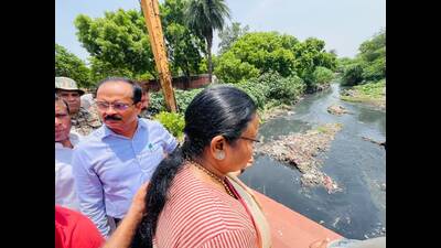 Mayor of Agra, Hemlata Diwakar and Municipal Commissioner Santosh Kumar Vaishya reviewing search operation in Agra (HT photo)