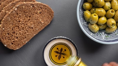 Read more to find out how switching to olive oil influences heart disease risk! (Unsplash) Read more to find out how switching to olive oil influences heart disease risk! (Unsplash)