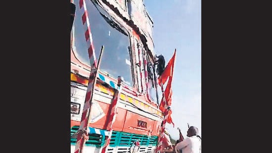 3 women warkaris killed, 7 injured in palkhi truck hit