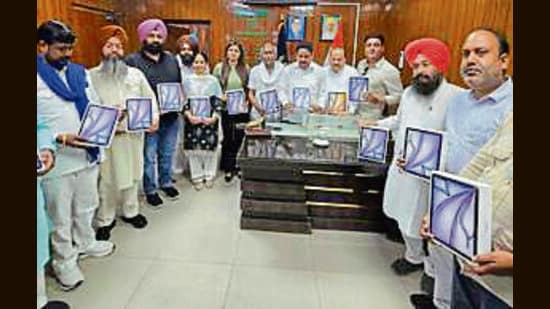 15 councillors with the devices at MC office in Ludhiana on Monday. (HT PHOTO)