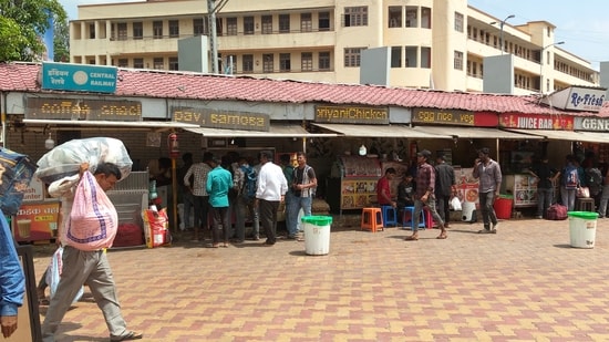 Responding to the complaints, Hemant Kumar Behera, spokesperson, Pune railway division, said that the railway administration carries out regular inspections of food stalls operating inside the station to ensure compliance with hygiene and quality standards. (HT PHOTO)