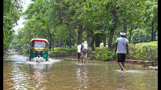 Stagnant water continues to cover the roads near Vir Bhumi in Rajghat (HT)
