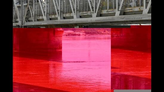 The river’s level stood at 202.57 metres at 6pm on Monday, down from about 204.05 metres at 11am on Sunday. (Vipin Kumar/HT PHOTO)