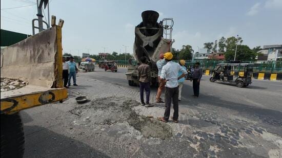 The speed breakers, located on the stretch connecting Kalindi Kunj with Botanical Garden, had deteriorated with time, causing inconvenience to the commuters. (HT Photo)
