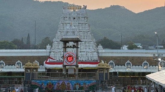 తిరుమల శ్రీవారికి భారీ విరాళం - బర్డ్ ట్రస్టుకు రూ. 4.41 కోట్లు అందజేసిన హైదరాబాద్ సంస్థ 