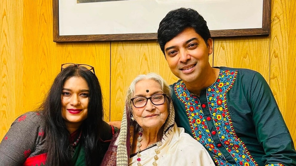 জন্মভূমির বিক্রম-পিসিমা'র রিইউনিয়ন! মিতা চট্টোপাধ্যায় আজও কত সুন্দরী! মুগ্ধ সকলে
