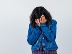 Help kids stay safe without scaring them. Psychologists explain the C.O.D.E. framework: tools to spot predators and handle 'trick talk' in public. (Freepik)