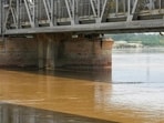 The river’s level stood at 202.57 metres at 6pm on Monday, down from about 204.05 metres at 11am on Sunday. (Vipin Kumar/HT PHOTO)