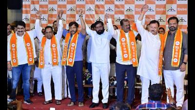 Sena (UBT) tells to 6 rebel MPs defection is illegal, Shinde ‘tosses letter in dustbin’ Sena (UBT) tells to 6 rebel MPs defection is illegal, Shinde ‘tosses letter in dustbin’