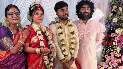 পাড়াতুতো ভাইয়ের বিয়ে! জিয়াগঞ্জের মধ্যবিত্ত বিয়ে বাড়িতে আসর জমালেন অরিজিৎ-কোয়েল পাড়াতুতো ভাইয়ের বিয়ে! জিয়াগঞ্জের মধ্যবিত্ত বিয়ে বাড়িতে আসর জমালেন অরিজিৎ-কোয়েল