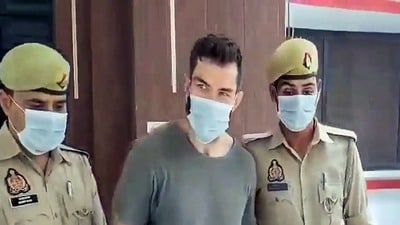 সমুদ্রপথে ভারতে প্রবেশ! নেই নথি, নেপাল সীমান্ত থেকে ধৃত US সেনার প্রাক্তন জওয়ান. (Police Media Cell/ANI Video Grab) (Police Media Cell) সমুদ্রপথে ভারতে প্রবেশ! নেই নথি, নেপাল সীমান্ত থেকে ধৃত US সেনার প্রাক্তন জওয়ান. (Police Media Cell/ANI Video Grab) (Police Media Cell)