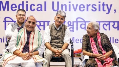 Union Defense Minister Rajnath Singh and Uttar Pradesh Governor Anandiben Patel at the 22nd convocation ceremony of King George's Medical University (KGMU) at Atal Bihari Vajpayee Scientific Convention Centre, in Lucknow on Monday. (that I)