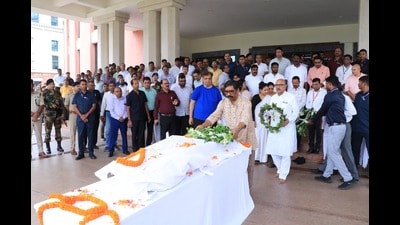 Chief minister Hemant Soren pays floral tributes to veteran Congress leader Mannan Mallik who died in Ranchi on Tuesday at the age of 83. (HT Photo) Chief minister Hemant Soren pays floral tributes to veteran Congress leader Mannan Mallik who died in Ranchi on Tuesday at the age of 83. (HT Photo)