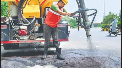 Officials said the system uses a single machine to completely clean and fill a pothole. (HT Photo) Officials said the system uses a single machine to completely clean and fill a pothole. (HT Photo)