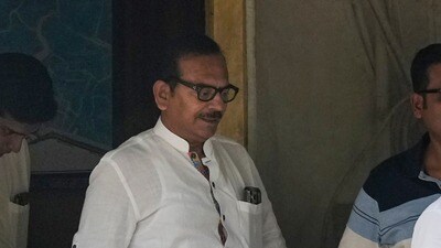 বিধাননগর দক্ষিণ থানা থেকে বেরোচ্ছেন অরূপ বিশ্বাস। (ছবি সৌজন্যে পিটিআই,ফাইল চিত্র) বিধাননগর দক্ষিণ থানা থেকে বেরোচ্ছেন অরূপ বিশ্বাস। (ছবি সৌজন্যে পিটিআই,ফাইল চিত্র)