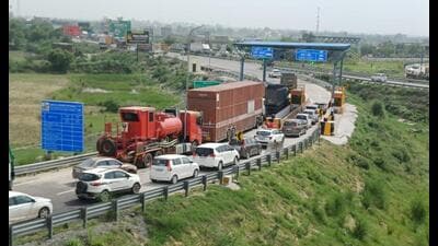 Vehicles queue up near the Unnao exit of the Lucknow–Kanpur Expressway on Tuesday after a technical glitch in the vehicle-detection (ANPR) sensors caused temporary disruptions during the first day of public operations. (Deepak gupta/HT Photo) Vehicles queue up near the Unnao exit of the Lucknow–Kanpur Expressway on Tuesday after a technical glitch in the vehicle-detection (ANPR) sensors caused temporary disruptions during the first day of public operations. (Deepak gupta/HT Photo)