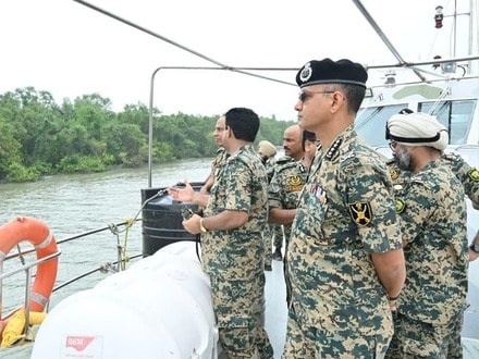 ভারত-বাংলাদেশ সীমান্তে পরিদর্শন বিএসএফের শীর্ষকর্তাদের। (ছবি সৌজন্যে BSF/ANI)