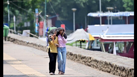 According to the IMD, the maximum temperature is expected to hover around 36°C over the next three days, while the minimum is likely to remain around 27°C. (Ravi Kumar/HT)