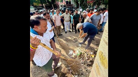 Chandigarh BJP chief Jatinder Pal Malhotra during the cleanliness drive in Sector 26 grain market. (HT Photo)
