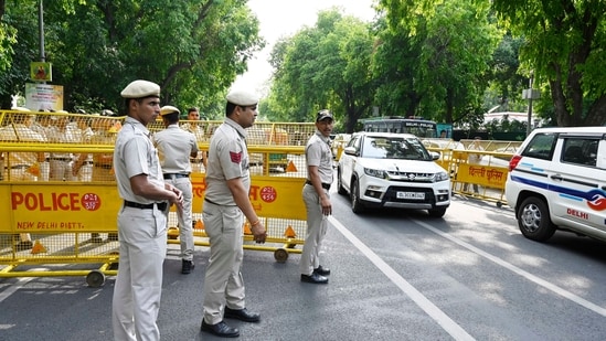 The couple were on their two-wheeler when they stopped after an argument ensued before the constable allegedly opened fire and fled.
