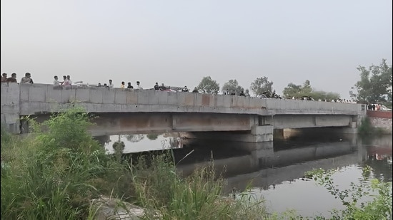 The deceased’s hands were tied together with a data cable, and officers said facial injuries will be examined to establish how the incident unfolded. (HT)