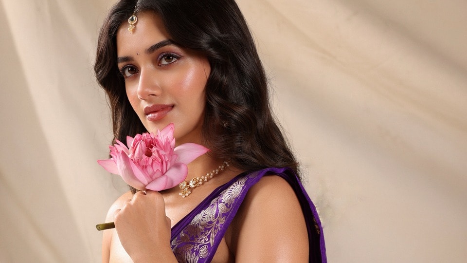 <p>ఇప్పుడు లెనిన్ తో ఫస్ట్ హిట్ అందుకుంది భాగ్యశ్రీ. అందుకే రీసెంట్ గా ఈ మూవీ సక్సెస్ మీట్ లో స్టేజీపైనే ఎమోషనల్ అయి ఏడ్చేసింది ఈ బ్యూటీ. </p>(instagram-Bhagyashri Borse)