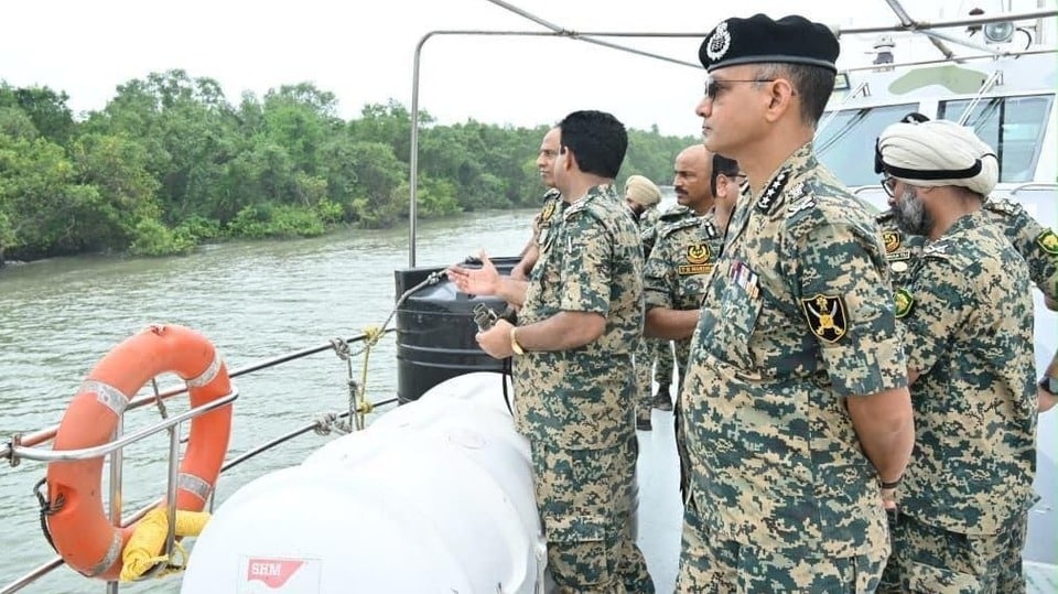 ভারত-বাংলাদেশ সীমান্তে পরিদর্শন বিএসএফের শীর্ষকর্তাদের। (ছবি সৌজন্যে BSF/ANI)