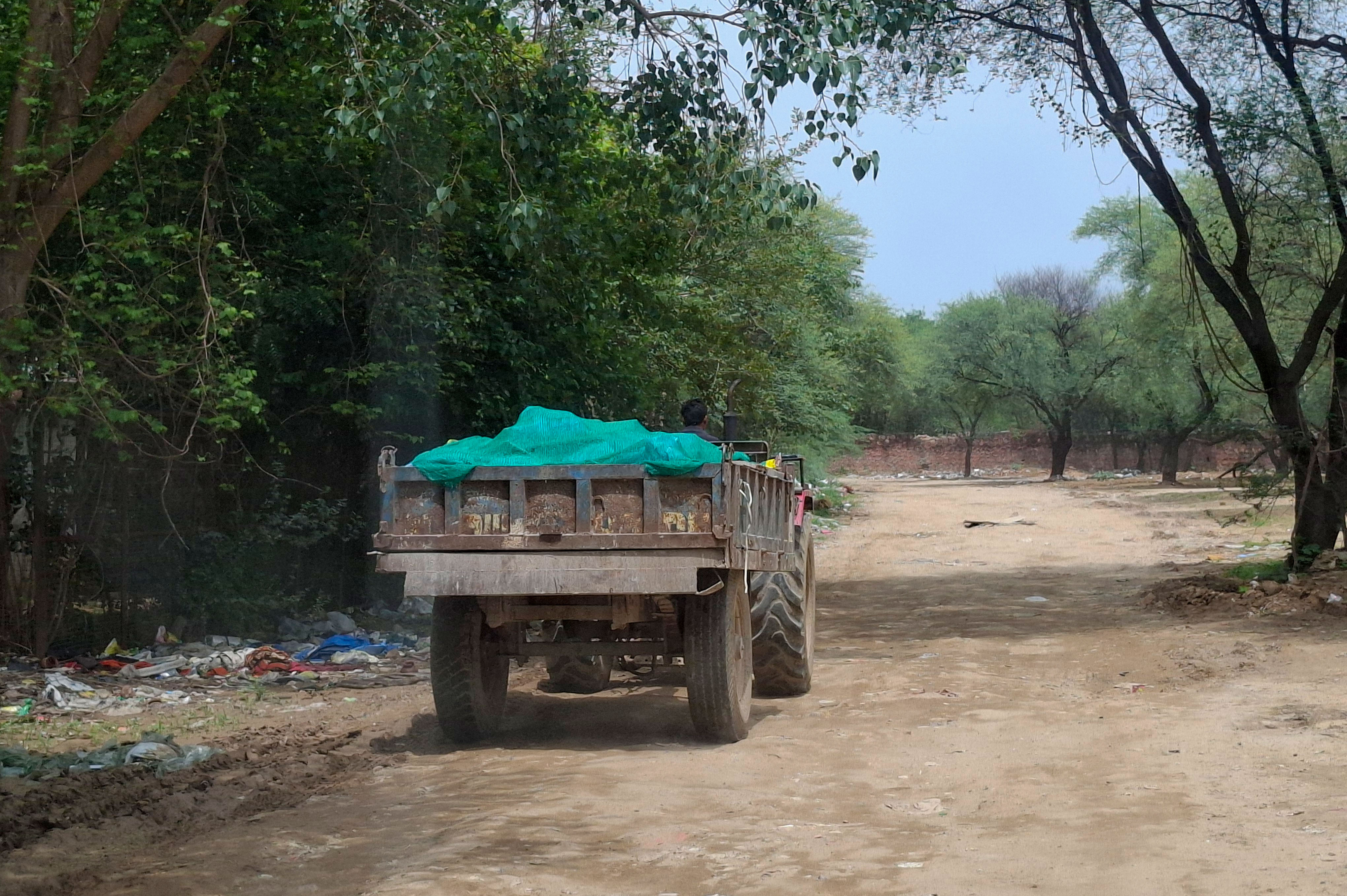 One of many tractor-trailer with no visible registration plate seen carrying C&D waste in the area during HT’s visit on Monday. (Parveen Kumar/HT) One of many tractor-trailer with no visible registration plate seen carrying C&D waste in the area during HT’s visit on Monday. (Parveen Kumar/HT)