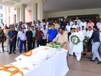 Chief minister Hemant Soren pays floral tributes to veteran Congress leader Mannan Mallik who died in Ranchi on Tuesday at the age of 83. (HT Photo)