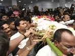 <p>అంతిమయాత్ర ముందుకు సాగుతుండగా…. ముద్రగడ పాడెను తన భుజాలపై మోసి ఆయన పట్ల తనకున్న అపారమైన గౌరవాన్ని, అనుబంధాన్ని చాటుకున్నారు. ఒక రాష్ట్ర మాజీ ముఖ్యమంత్రి స్థాయి నాయకుడు ఇలా స్వయంగా పాడె మోయడం అక్కడికి వచ్చిన ప్రజలను, అభిమానులను కదిలించింది.</p><p> </p>
