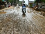 Residents say taxi drivers avoid the dug-up stretch at night, citing poor lighting and safety concerns, especially for women commuters. (Parveen Kumar/HT)