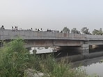 The deceased’s hands were tied together with a data cable, and officers said facial injuries will be examined to establish how the incident unfolded. (HT)
