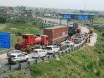 Vehicles queue up near the Unnao exit of the Lucknow–Kanpur Expressway on Tuesday after a technical glitch in the vehicle-detection (ANPR) sensors caused temporary disruptions during the first day of public operations. (Deepak gupta/HT Photo)