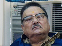 মঙ্গলবার রাতে স্বর্ণকমল সাহার বাড়িতে যান মদন মিত্র।