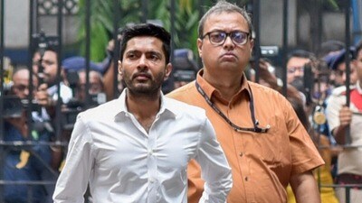 দীর্ঘ টালবাহানার পর অবশেষে ডিজে মন্তব্য সংক্রান্ত মামলায় কণ্ঠস্বরের নমুনা দিতে বাধ্য হলেন কালীঘাট তৃণমূলের সেকেন্ড ইন কম্যান্ড অভিষেক বন্দ্যোপাধ্যায়। (Saikat Paul) দীর্ঘ টালবাহানার পর অবশেষে ডিজে মন্তব্য সংক্রান্ত মামলায় কণ্ঠস্বরের নমুনা দিতে বাধ্য হলেন কালীঘাট তৃণমূলের সেকেন্ড ইন কম্যান্ড অভিষেক বন্দ্যোপাধ্যায়। (Saikat Paul)