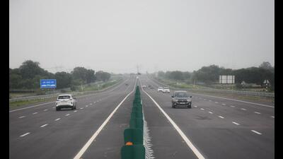 भारतीय राष्ट्रीय राजमार्ग प्राधिकरण (एनएचएआई) द्वारा जारी आंकड़ों से पता चलता है कि 14 जुलाई को सुबह 8 बजे से 15 जुलाई को सुबह 8 बजे के बीच 13,328 वाहनों ने नए एक्सप्रेसवे पर यात्रा की, जबकि इसी अवधि के दौरान 20,062 वाहनों ने मौजूदा लखनऊ-कानपुर राजमार्ग (एनएच -27) पर नवाबगंज टोल प्लाजा को पार किया। (एचटी फोटो)