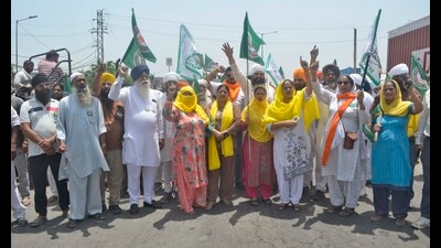 Farmer unions members block Basti Jodhewal Chowk during the protest in Ludhiana on Wednesday. (Gurpreet Singh/HT) Farmer unions members block Basti Jodhewal Chowk during the protest in Ludhiana on Wednesday. (Gurpreet Singh/HT)