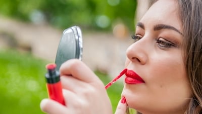 Makeup guide to prevent your lipstick from bleeding (Magnific)