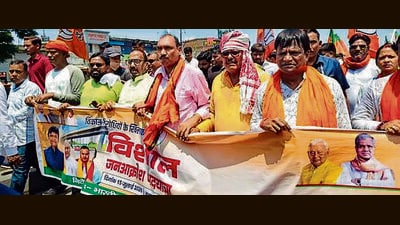 MP Dhullu Mahto leads a rally in Dhanbad’s Nirsa on Wednesday (HT PHOTO) MP Dhullu Mahto leads a rally in Dhanbad’s Nirsa on Wednesday (HT PHOTO)