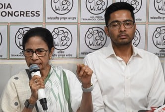 অভিষেক বন্দ্যোপাধ্যায়ের ঢাল হয়ে দাঁড়ালেন মমতা বন্দ্যোপাধ্যায়। (ফাইল ছবি, সৌজন্যে সমীর জানা/হিন্দুস্তান টাইমস) অভিষেক বন্দ্যোপাধ্যায়ের ঢাল হয়ে দাঁড়ালেন মমতা বন্দ্যোপাধ্যায়। (ফাইল ছবি, সৌজন্যে সমীর জানা/হিন্দুস্তান টাইমস)