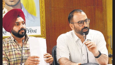 Mohali mayor Sarabjit Singh Samana with MC commissioner Sundeep Singh Garha during the House meet. (HT Photo) Mohali mayor Sarabjit Singh Samana with MC commissioner Sundeep Singh Garha during the House meet. (HT Photo)