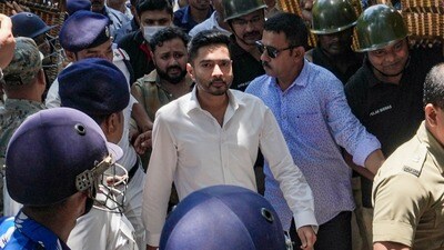 রাজ্যের বিভিন্ন থানায় তাঁর বিরুদ্ধে ঠিক কতগুলি মামলা রয়েছে, সেই তথ্য আদালতে জমা দিতে পুলিশকে মৌখিক নির্দেশ দিয়েছেন বিচারপতি সৌগত ভট্টাচার্য। (PTI) রাজ্যের বিভিন্ন থানায় তাঁর বিরুদ্ধে ঠিক কতগুলি মামলা রয়েছে, সেই তথ্য আদালতে জমা দিতে পুলিশকে মৌখিক নির্দেশ দিয়েছেন বিচারপতি সৌগত ভট্টাচার্য। (PTI)