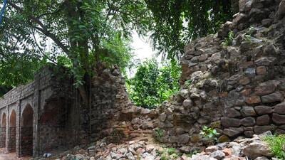 The collapsed portion of the wall. (Arvind Yadav/HT Photo) The collapsed portion of the wall. (Arvind Yadav/HT Photo)