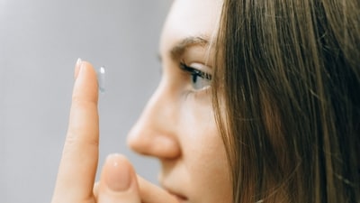 Read more to find out why sleeping with contact lenses on can be harmful. (Pexel)