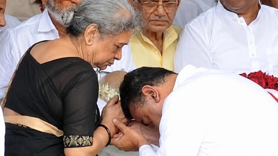 বুদ্ধবাবুর মৃত্যুর পর পাম অ্যাভিনিউয়ের ৫৯এ নম্বরের ছোট্ট ফ্ল্যাটেই আগের মতো বসবাস করে আসছেন তাঁর স্ত্রী মীরা ভট্টাচার্য। বুদ্ধবাবুর মৃত্যুর পর পাম অ্যাভিনিউয়ের ৫৯এ নম্বরের ছোট্ট ফ্ল্যাটেই আগের মতো বসবাস করে আসছেন তাঁর স্ত্রী মীরা ভট্টাচার্য।